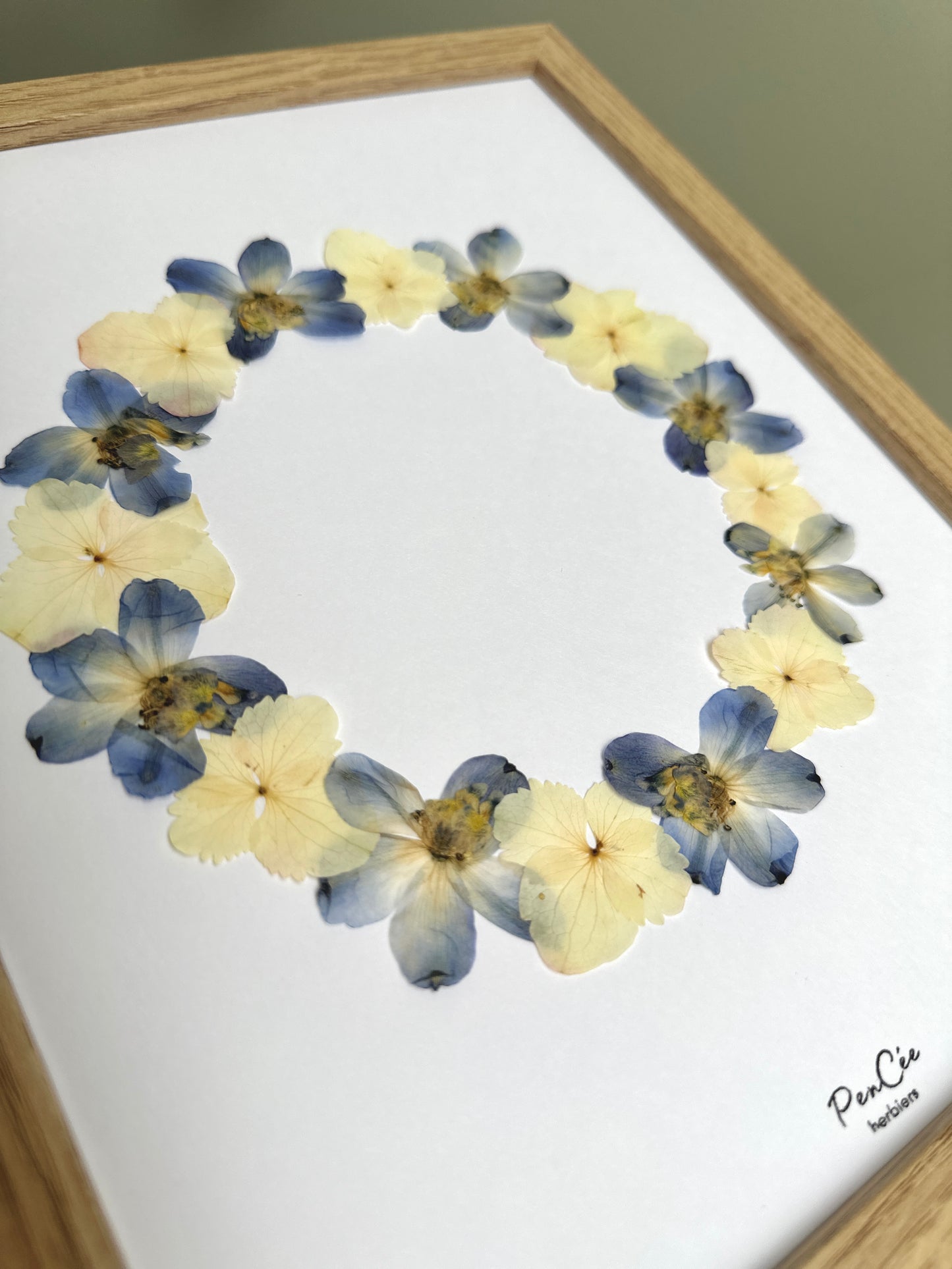 Herbier fait main encadré artisanal PenCée avec fleurs pressées, composé de delphinium et hortensia
