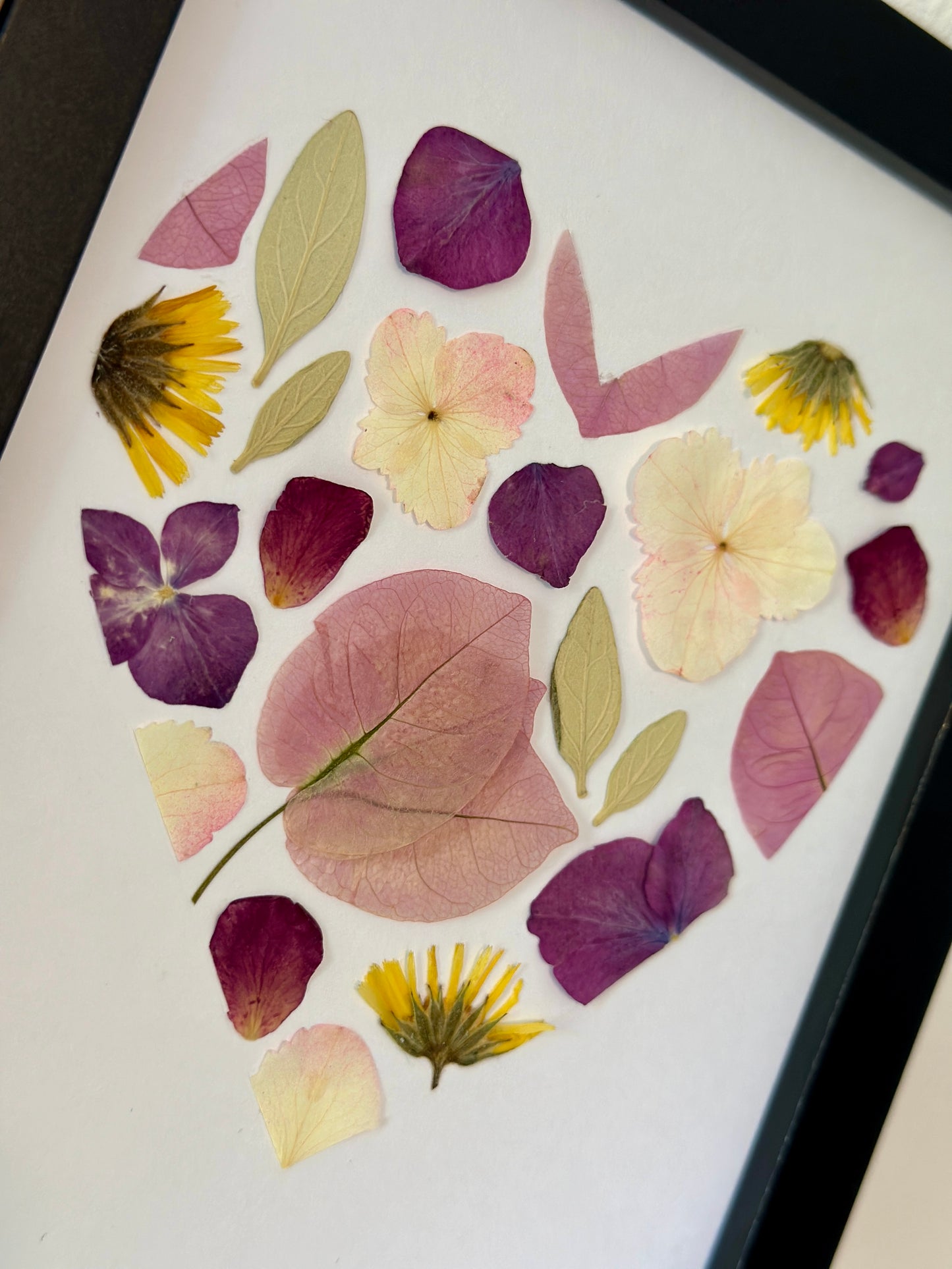herbier encadré artisanal de fleurs séchées et pressées PenCée en forme de petit cœur composé de bougainvillier, hortensia rose