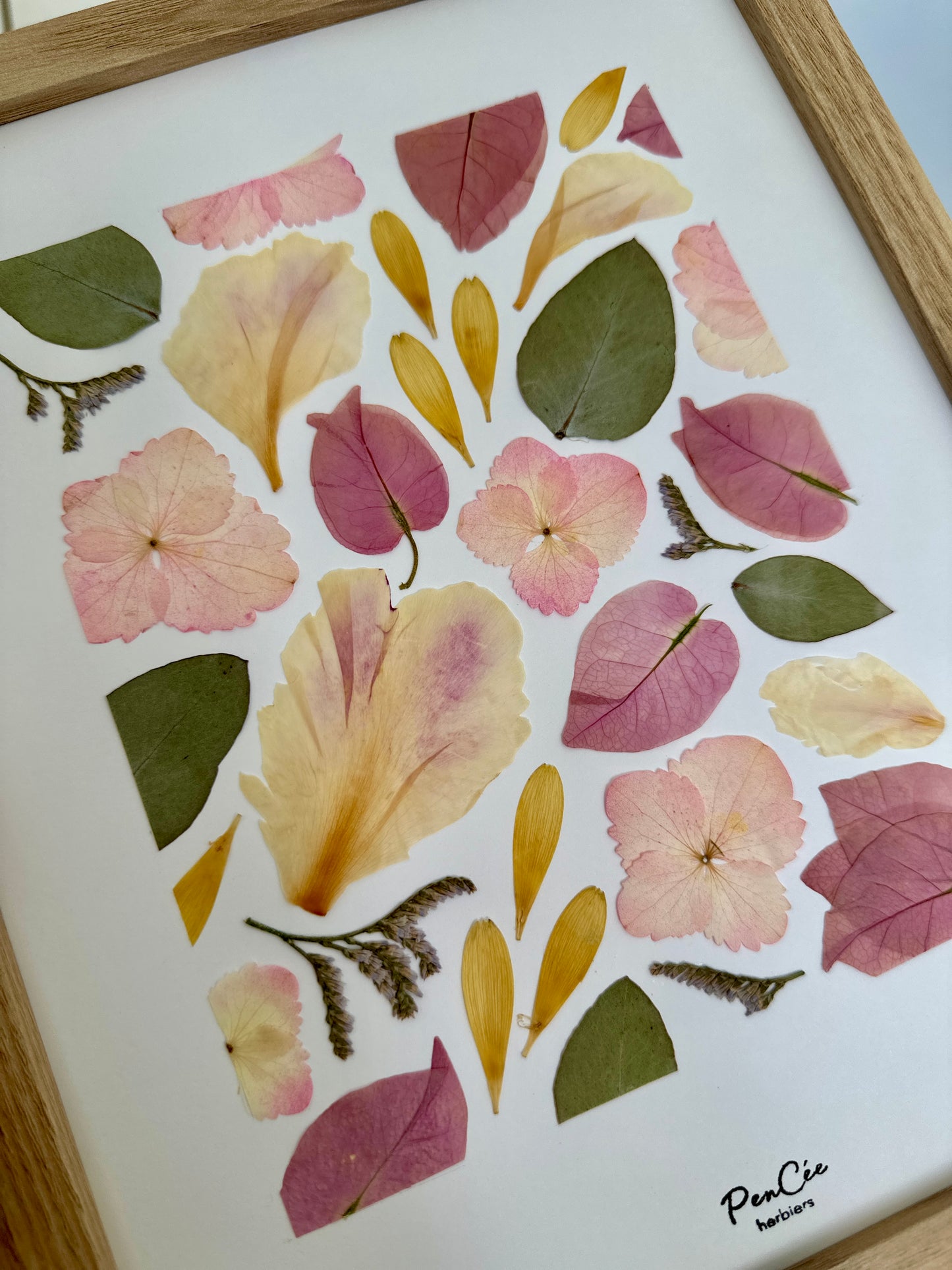 Herbier artisanal de fleurs pressées PenCée encadré composé de bougainvillier, pivoine, hortensia, eucalyptus
