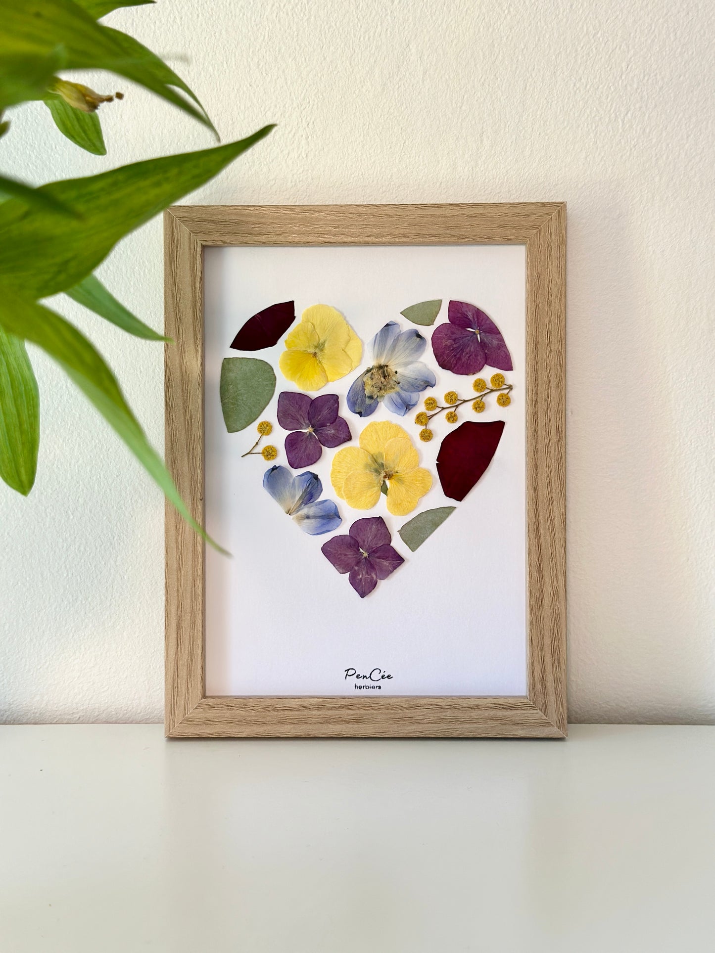 herbier PenCée encadré artisanal fait-main, en forme de coeur, fleurs pressées et séchées, composé d’hortensia, de pensée, d’eucalyptus, de rose rouge, de mimosa