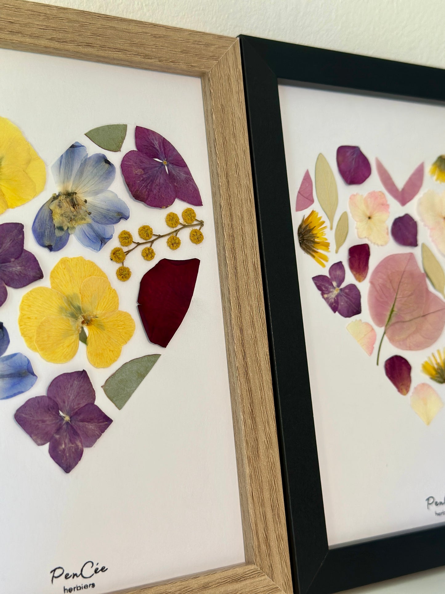 herbier PenCée encadré artisanal fait-main, en forme de coeur, fleurs pressées et séchées, composé d’hortensia, de pensée, d’eucalyptus, de rose rouge, de mimosa
