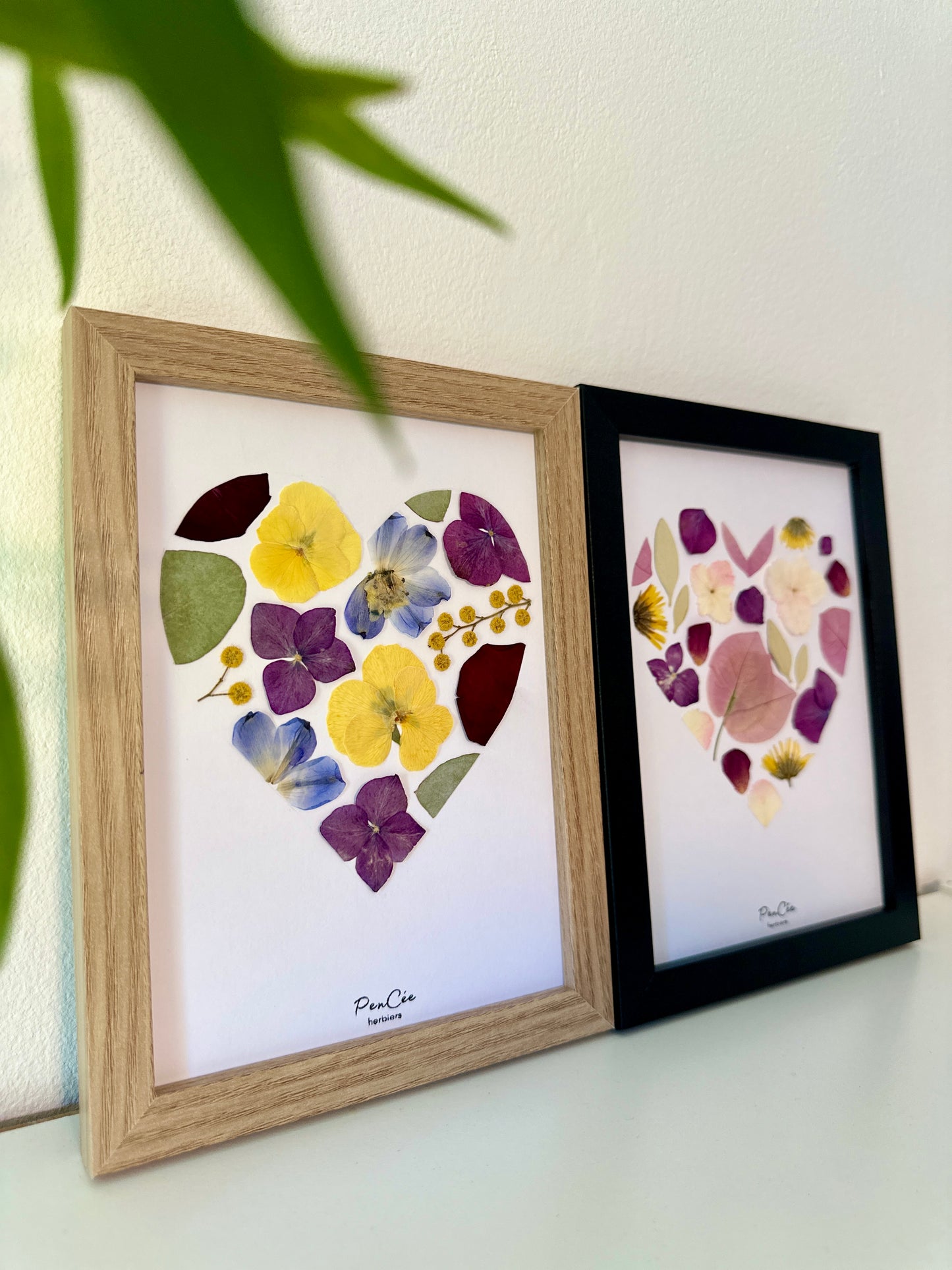 herbier PenCée encadré artisanal fait-main, en forme de cœur, fleurs pressées et séchées, composé d’hortensia, de pensée, d’eucalyptus, de rose rouge, de mimosa