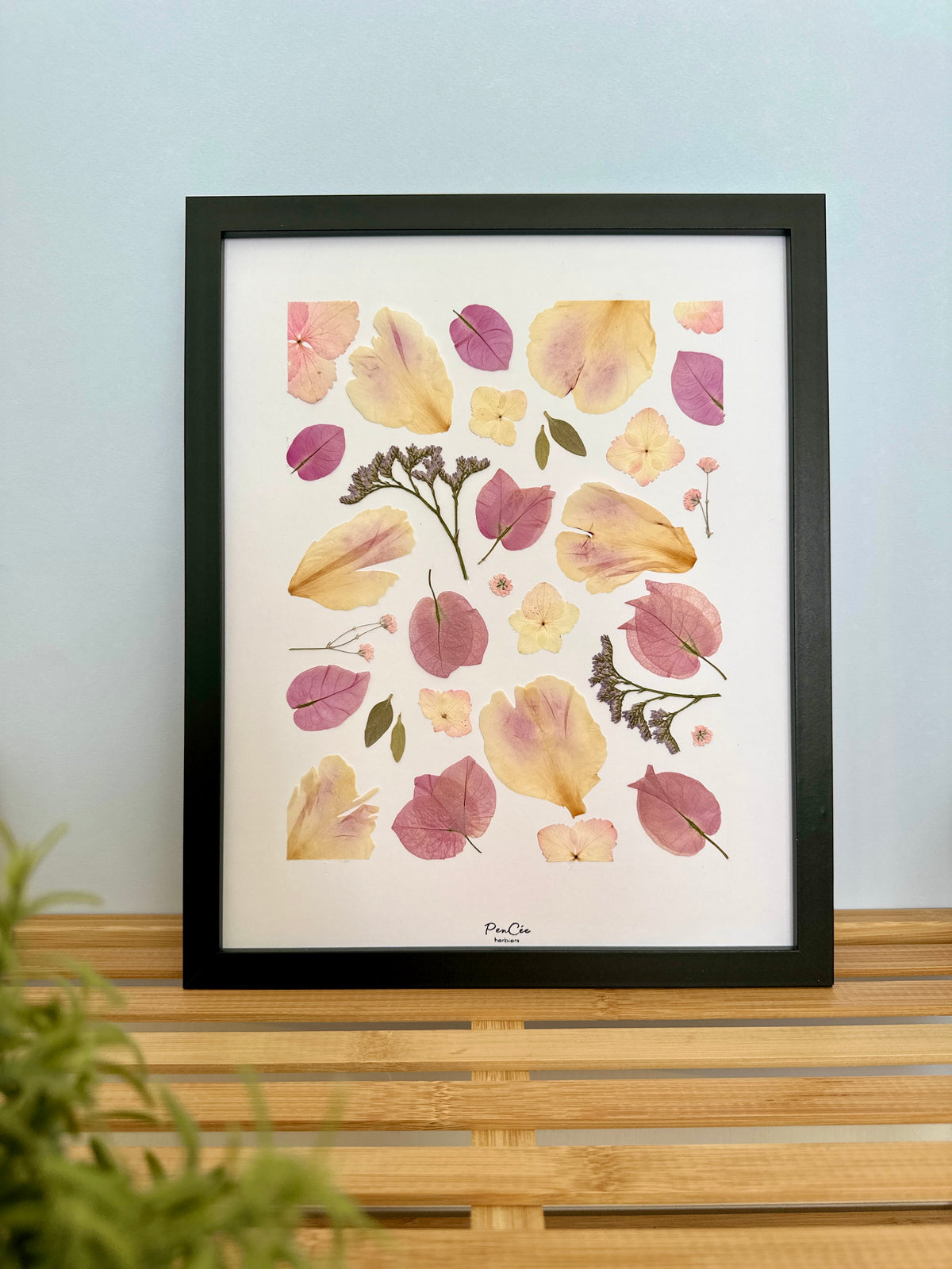Herbier artisanal PenCée encadré composé de bougainvillier, pivoine et hortensia rose