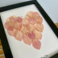 Herbier encadré artisanal PenCée en forme de cœur avec bougainvillier rose 