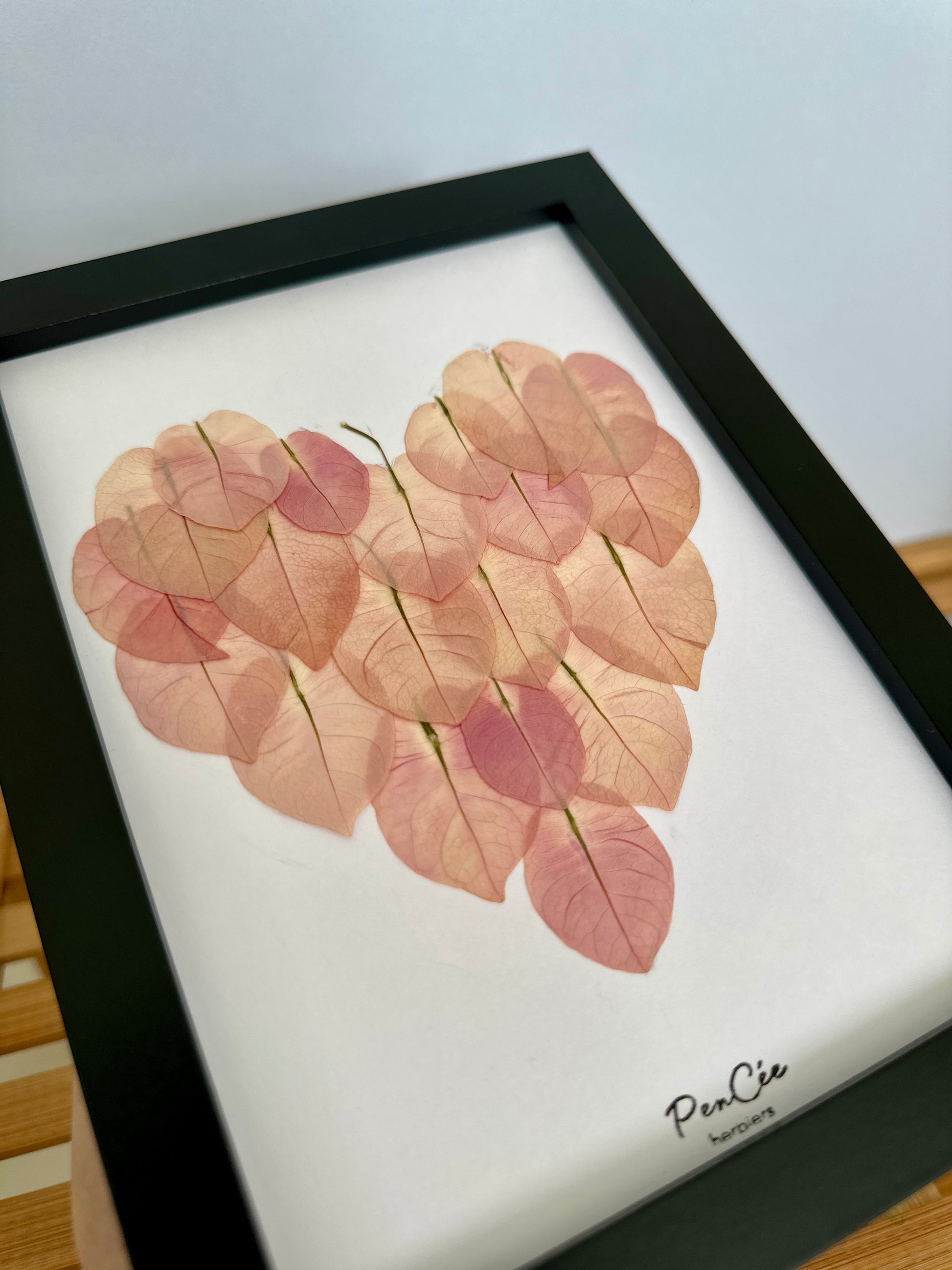 Herbier encadré artisanal PenCée en forme de cœur avec bougainvillier rose 