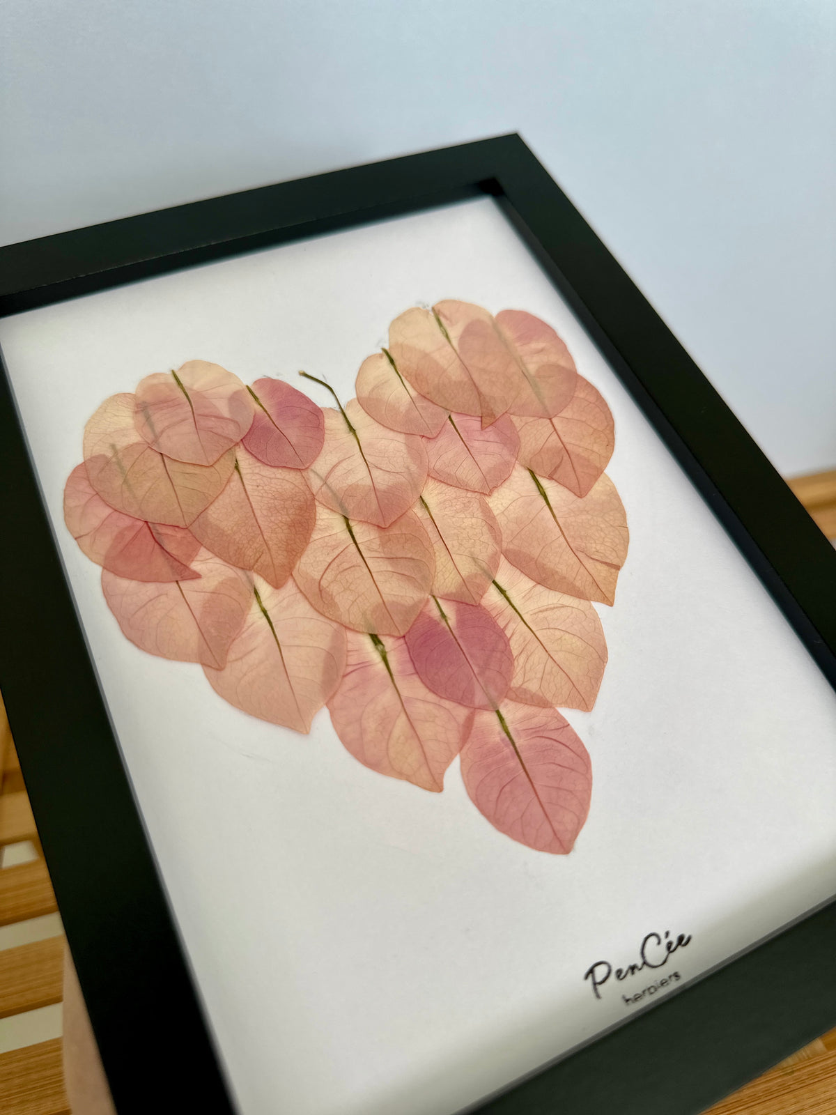 Herbier encadré artisanal PenCée en forme de cœur avec bougainvillier rose 