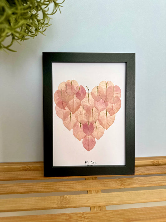 Herbier encadré artisanal PenCée en forme de cœur avec bougainvillier rose 