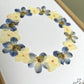 Herbier fait main encadré artisanal PenCée avec fleurs pressées, composé de delphinium et hortensia