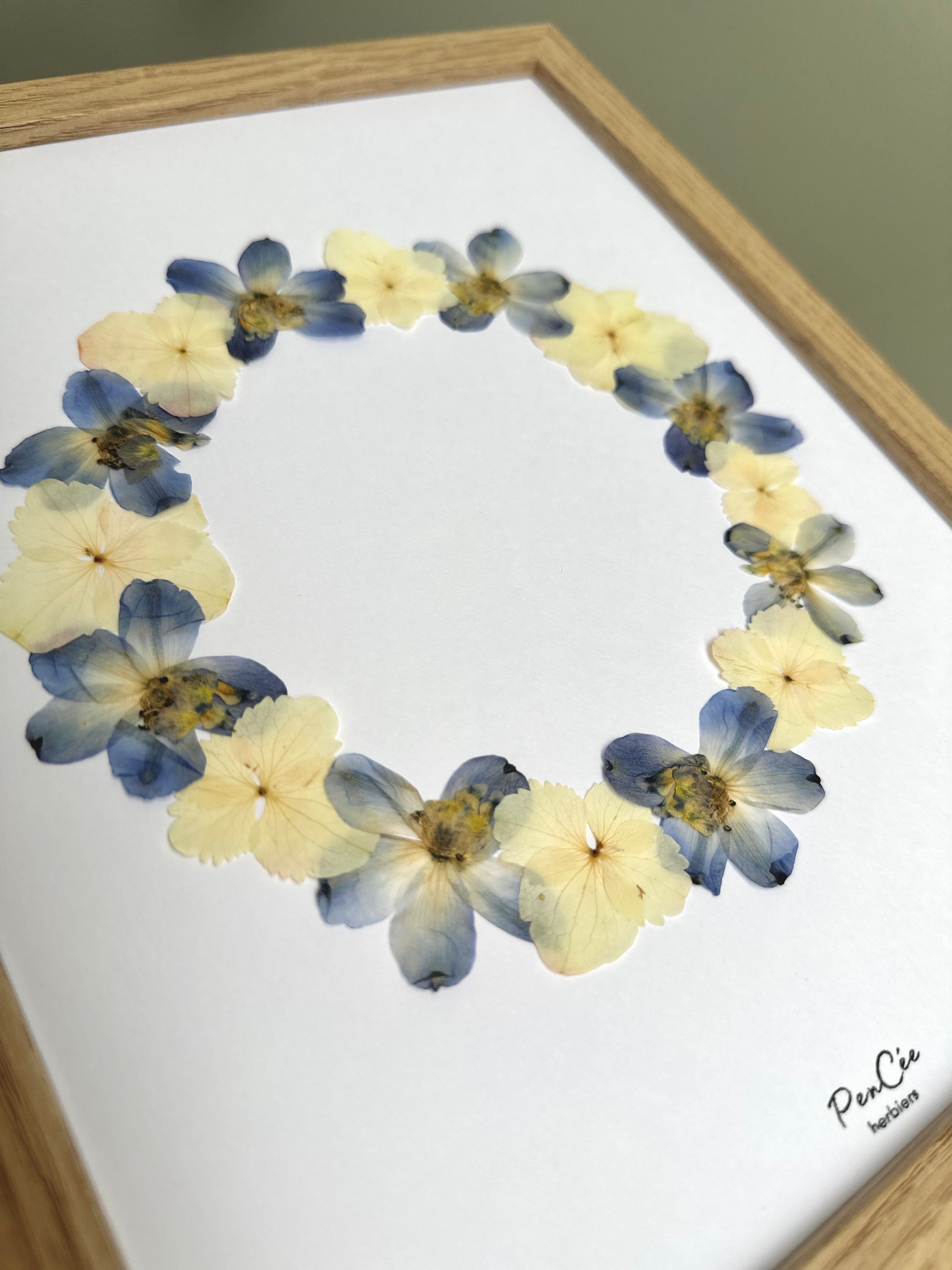 Herbier fait main encadré artisanal PenCée avec fleurs pressées, composé de delphinium et hortensia