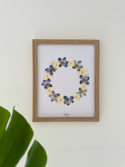 Herbier fait main artisanal encadré PenCée, fleurs pressées, composé de dauphinelle et d’hortensia