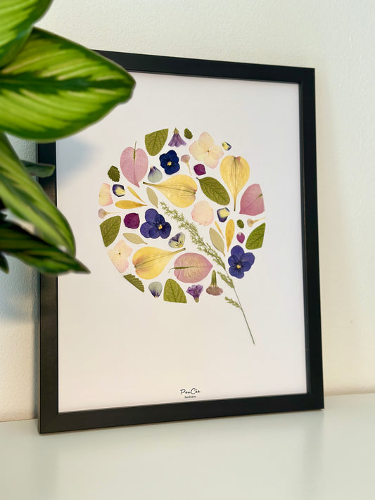 Herbier encadré artisanal fait-main PenCée avec des fleurs pressées et séchées. Composé de pensée, bougainvillier, œillet, acacia, hortensia. 