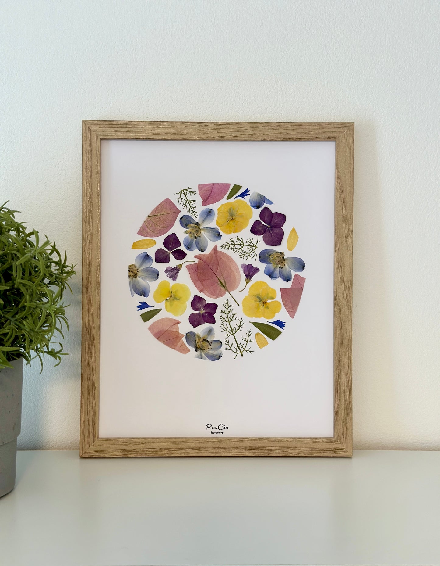 herbier artisanal de fleurs pressées encadré PenCée composé de dauphinelles, hortensia, bougainvillier, pensée et bleuet