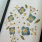 Herbier artisanal de fleurs pressées encadré PenCée composé d’hortensias bleues et de gypsophiles