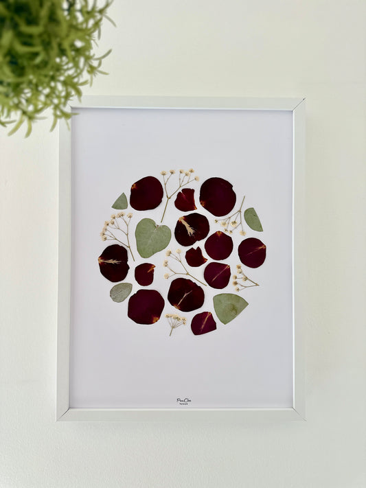 Herbier artisanal de fleurs pressées encadré PenCée composé de rose rouge et d’eucalyptus