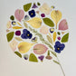 Herbier encadré artisanal fait-main PenCée avec des fleurs pressées et séchées. Composé de pensée, bougainvillier, œillet, acacia, hortensia. 