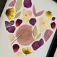 herbier encadré artisanal de fleurs séchées et pressées PenCée en forme de petit cœur composé de bougainvillier, hortensia rose