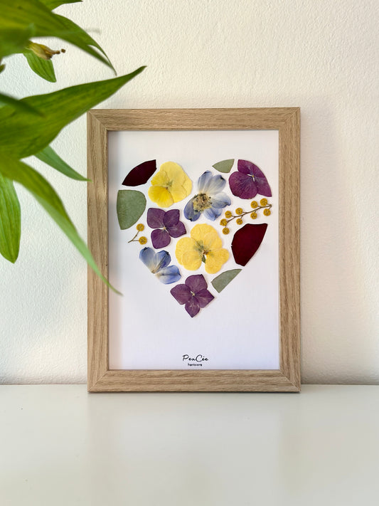 herbier PenCée encadré artisanal fait-main, en forme de coeur, fleurs pressées et séchées, composé d’hortensia, de pensée, d’eucalyptus, de rose rouge, de mimosa