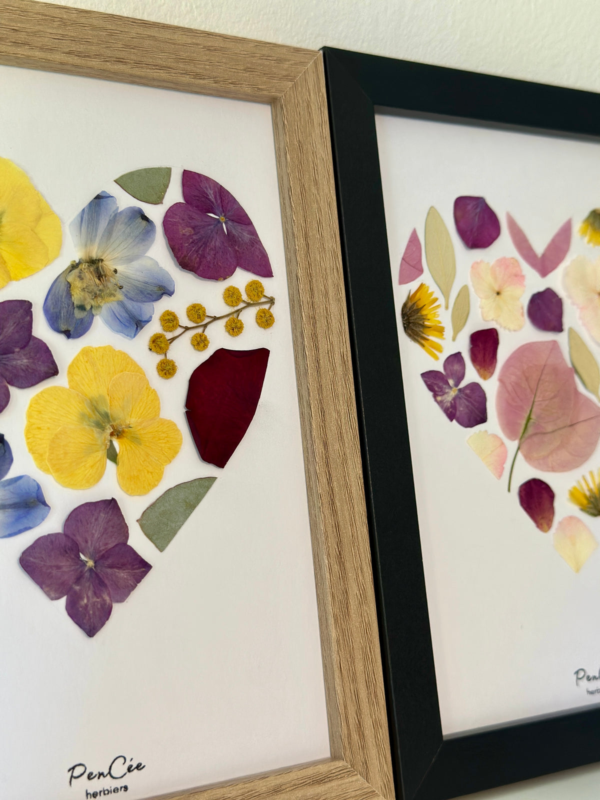 herbier PenCée encadré artisanal fait-main, en forme de coeur,  fleurs pressées et séchées, composé d’hortensia, de pensée, d’eucalyptus, de rose rouge, de mimosa