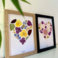 herbier PenCée encadré artisanal fait-main, en forme de cœur, fleurs pressées et séchées, composé d’hortensia, de pensée, d’eucalyptus, de rose rouge, de mimosa